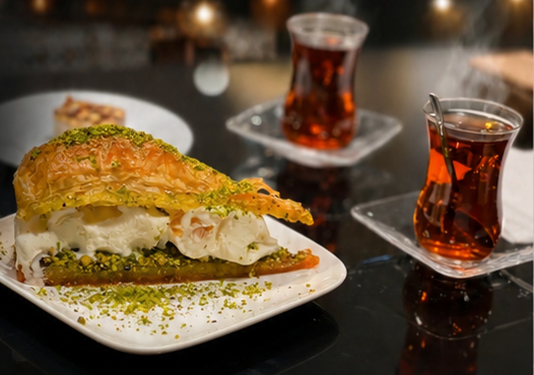 Frische Baklava mit Pistazien und türkischem Tee